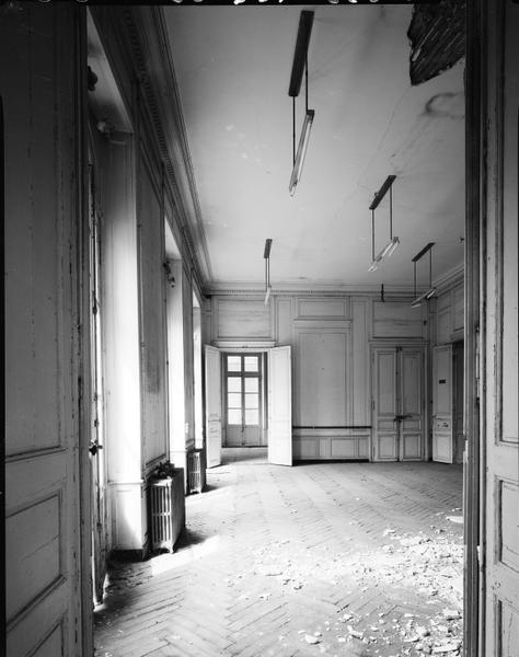 L'enfilade des portes le long de la façade sud.