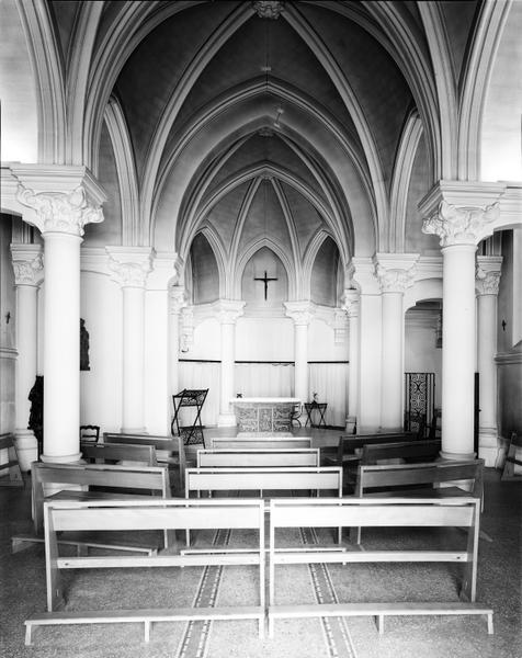 Vue intérieure de la chapelle Saint Gatien, prise vers l'ouest.