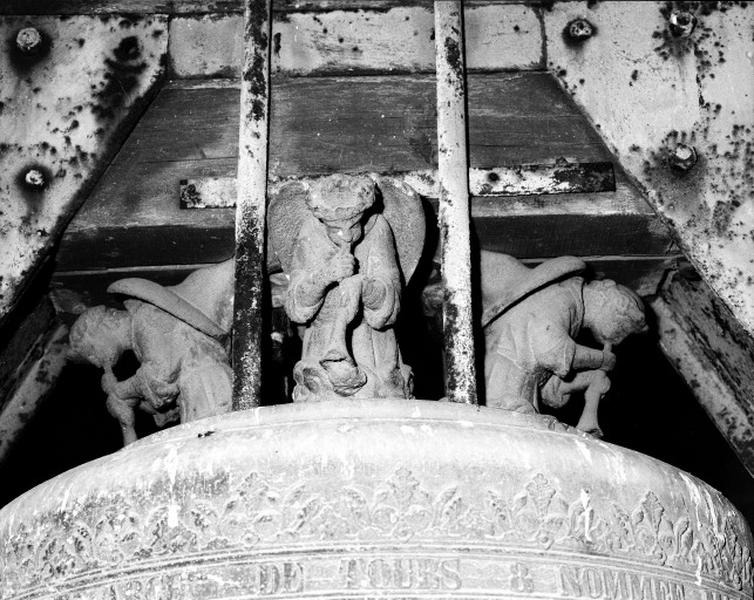 Cloche dite Maurice : détail de la partie supérieure, anges sonneurs de trompe du sommet.