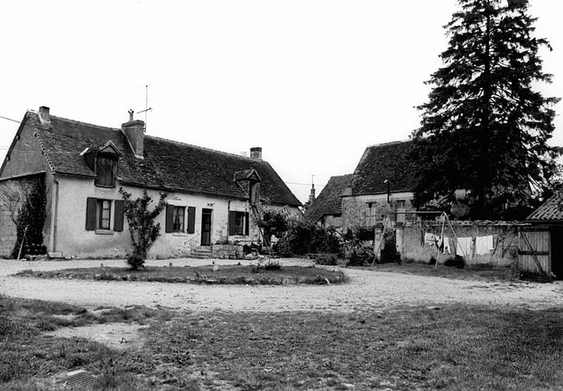 Vue générale du logis avec le portail du XVIIè siècle à droite et de la maison de la ferme à gauche, du sud.