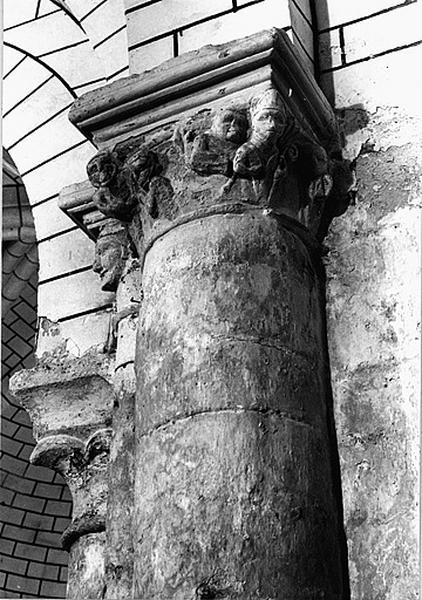 Vue de détail du pilier sud-est du carré du transept : chapiteau à personnages dont un évêque.