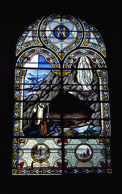 Verrière (verrière figurée décorative, vitrail tableau) : Apparition de la Vierge à Bernadette Soubirous (baie 6)