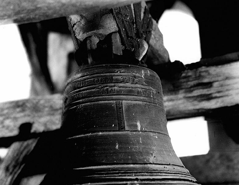 Cloche : Vue avec inscription