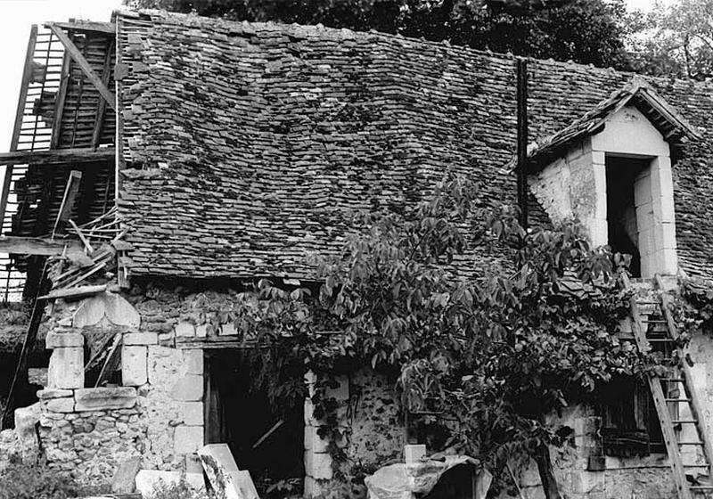 Vue générale du logis primitif en ruines, de l'est.