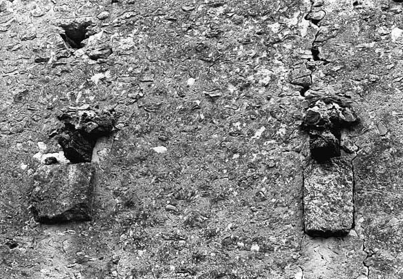 Chevarnay : vue de détail des consoles formant boutisse de la cheminée d'un logis.