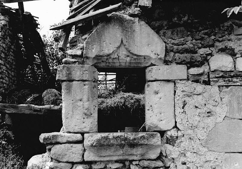 Détail de la fenêtre du logis primitif, de l'est.