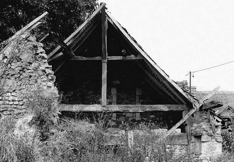 Vue générale de la charpente du logis primitif.