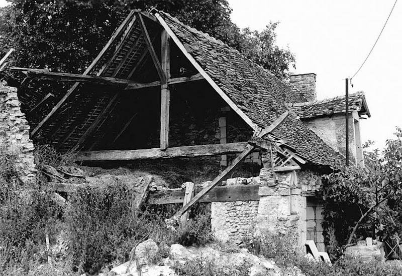 Vue générale du logis primitif en ruines, du sud-est.
