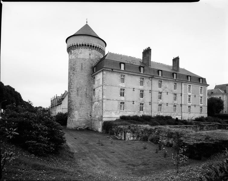 Vue du pavillon de Mars et de la tour de Guise prise du nord-ouest.