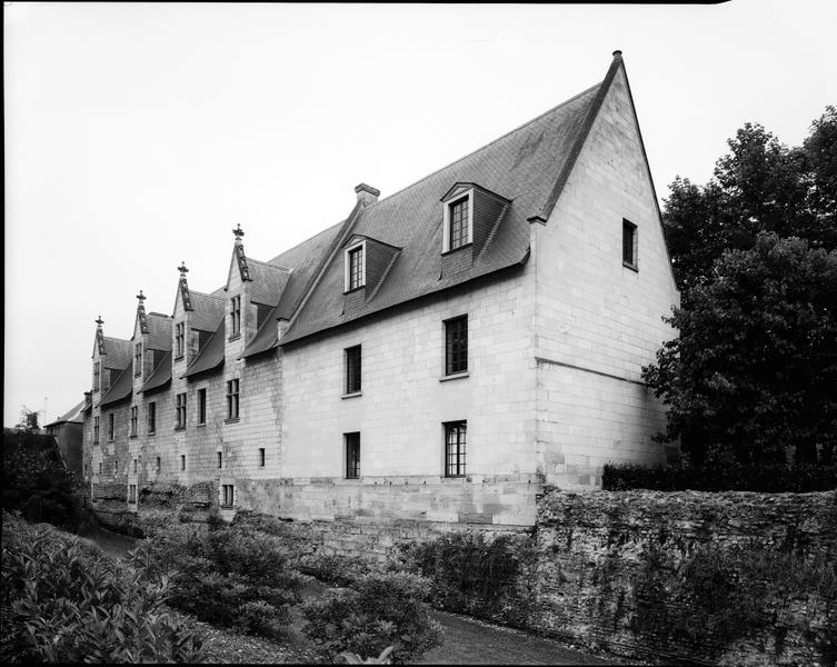 Logis des gouverneurs pris du nord-ouest.