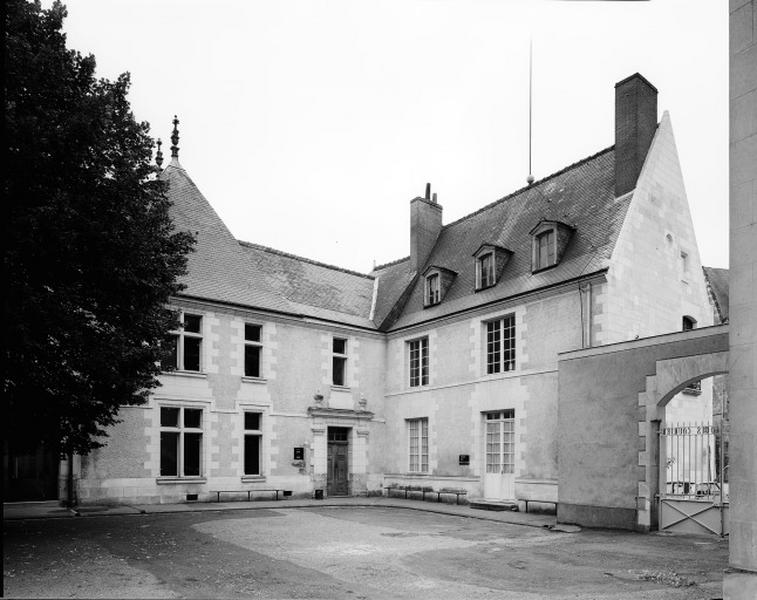 Cour intérieure : façades après restauration.