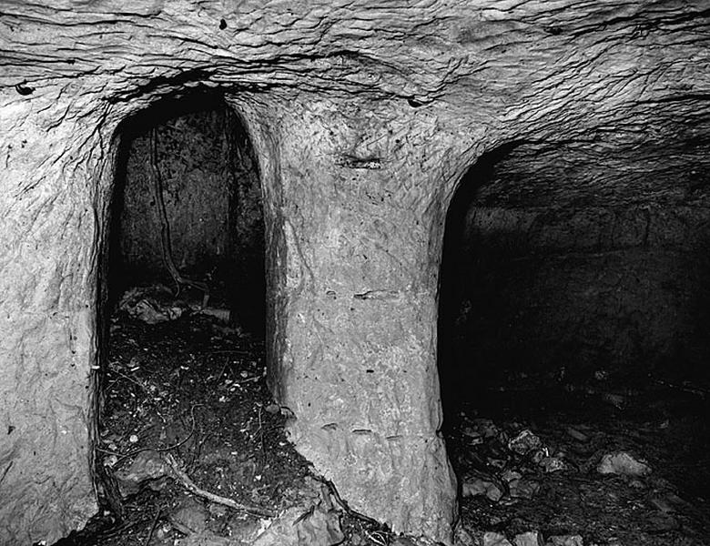 Vue générale de la 1ère salle à pilier du souterrain refuge.