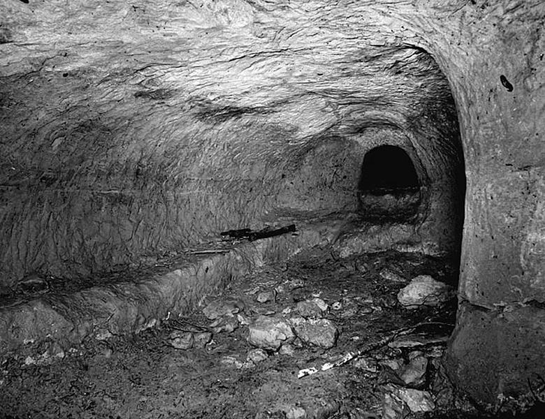 Vue générale de la 1ère salle du souterrain-refuge : banquette et châtière.