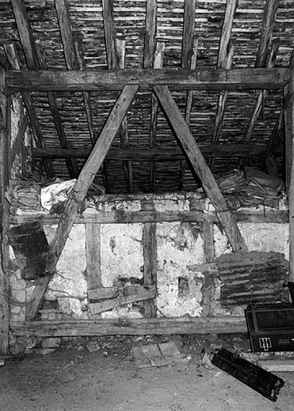 Détail de mur de la grange à pans de bois et brique, du sud.