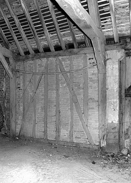 Détail de mur de la grange à pans de bois et brique, du sud.
