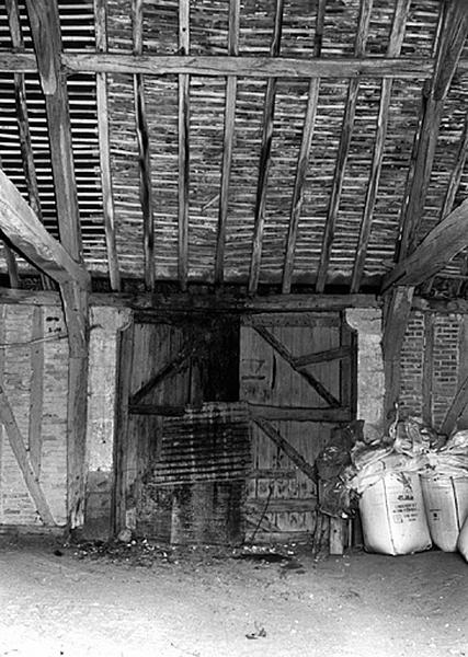 Détail de l'entrée en vis-à-vis du auvent de la grange, du sud-ouest.