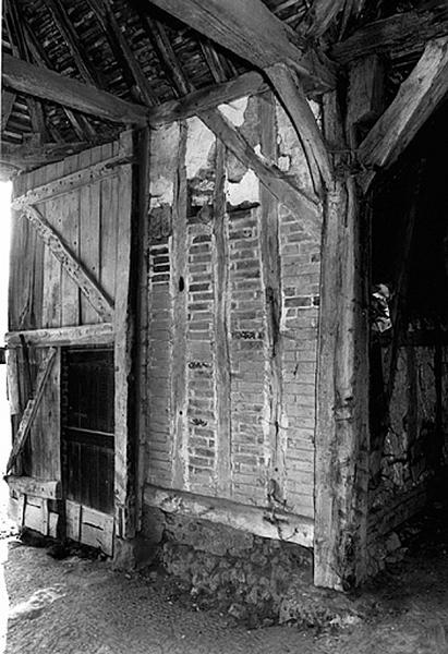 Détail de mur à pans de bois et brique du auvent de la grange.