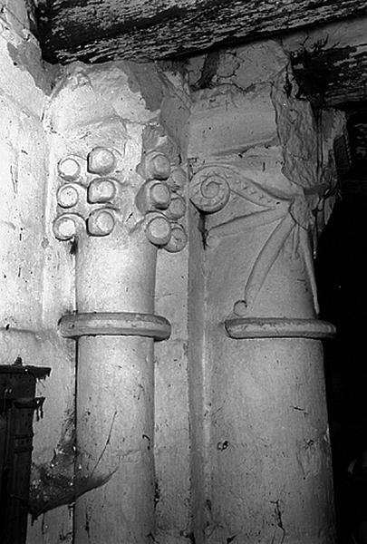 Chapiteaux du deuxième registre du choeur muré : éléments végétaux.
