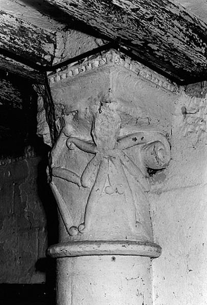 Chapiteau du deuxième registre du choeur muré : motif végétal.