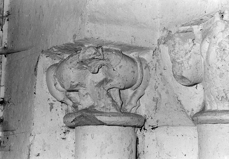 Chapiteaux du deuxième registre du choeur muré : quadrupèdes du type lion, affrontés.