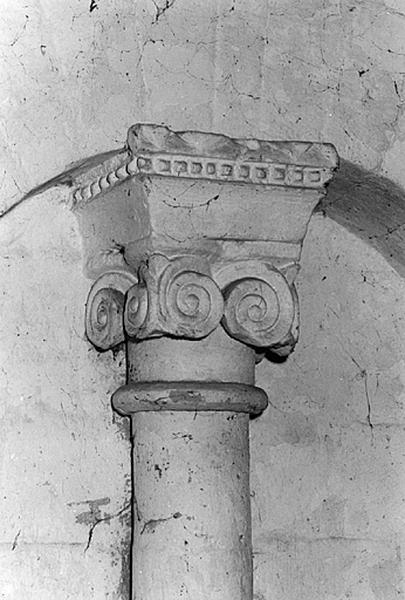 Chapiteau à volutes du deuxième registre du choeur muré.