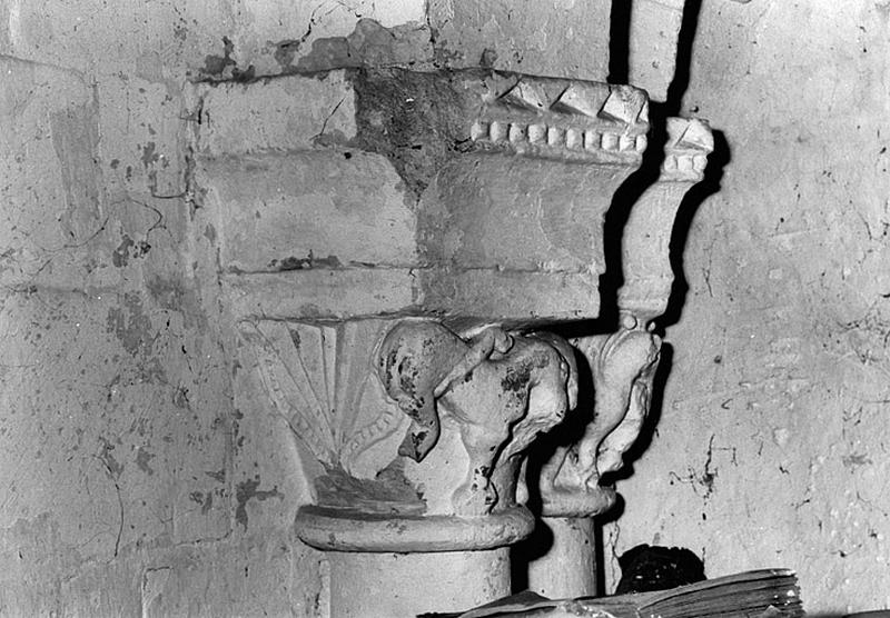 Chapiteaux du deuxième registre du choeur muré : quadrupèdes du type lion, affrontés.