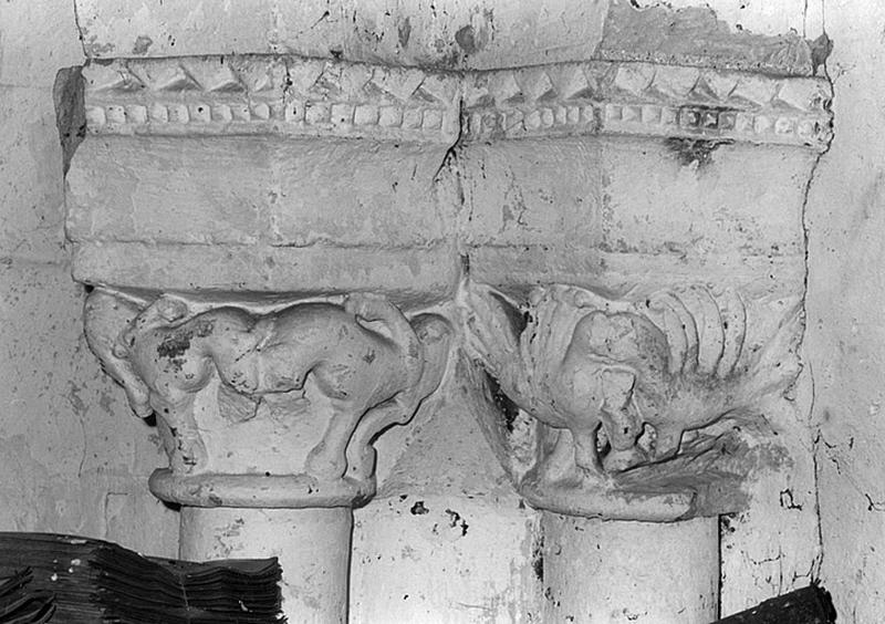 Chapiteaux du deuxième registre du choeur muré : quadrupèdes du type lion, affrontés, et monstres.