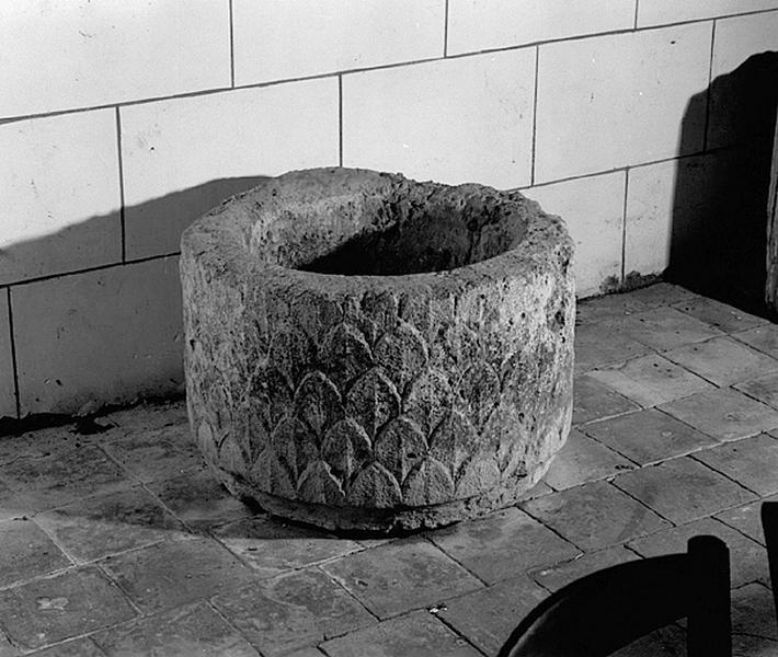 Fonts baptismaux, cuve baptismale à infusion