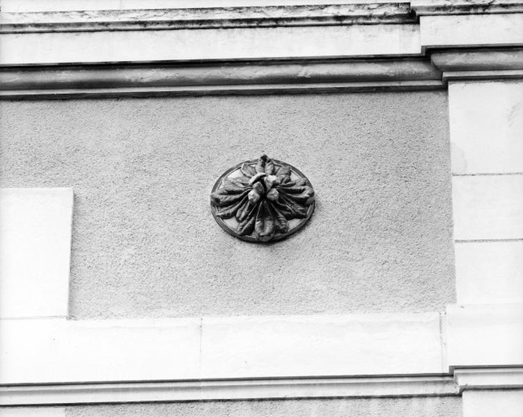 Détail d'ornement de terre cuite.