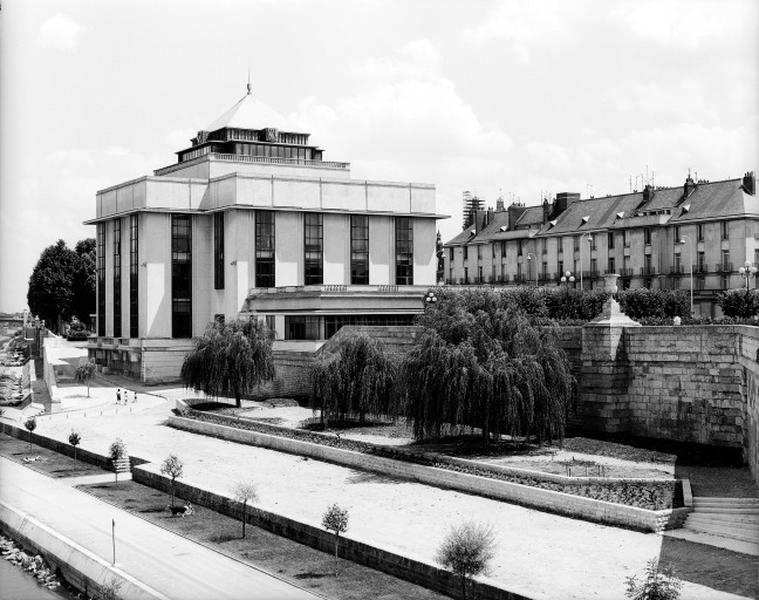 Vue d'ensemble du bâtiment prise du pont Wilson (nord-ouest).