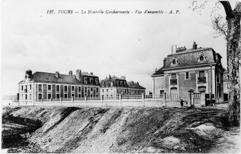 Vue d'ensemble des bâtiments prise du sud.