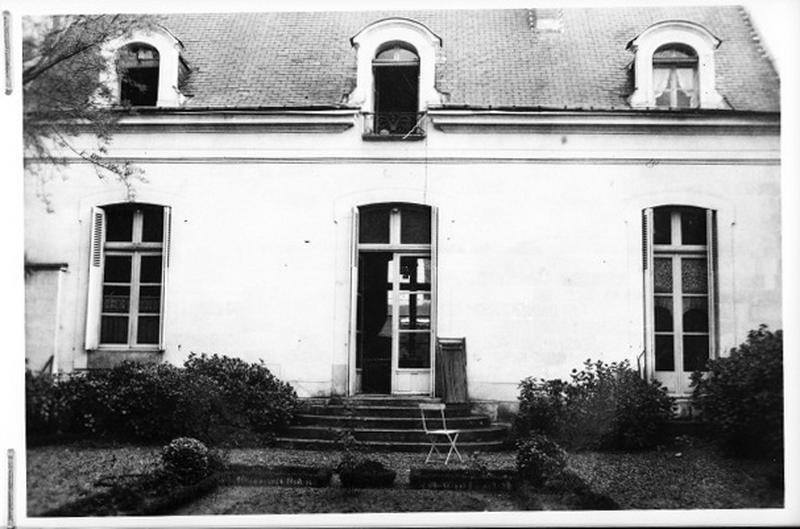 Vue d'ensemble de la façade sur le jardin, avant restauration, petit perron central.