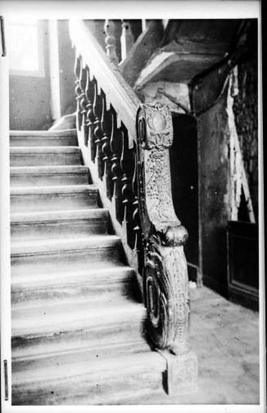 La rampe d'escalier en bois XVIIIe.