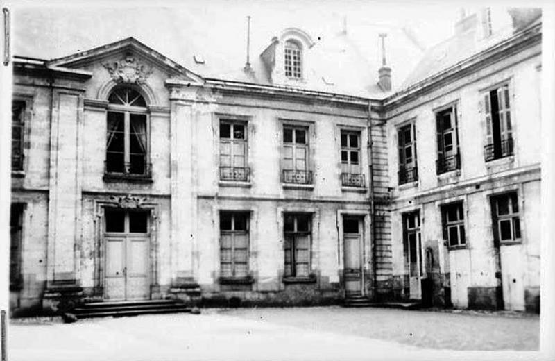 Vue d'ensemble de la façade antérieure sur la cour.