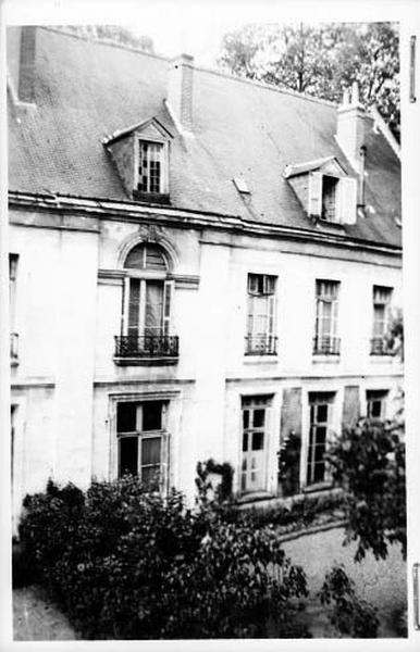 Façade postérieure sur le jardin.