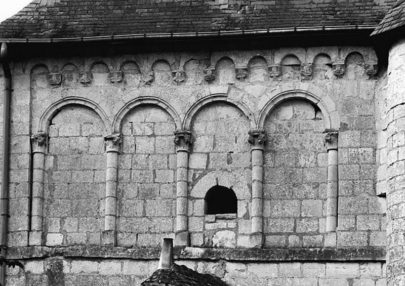 Vue de détail du la façade est du clocher : l'arcature et les modillons.