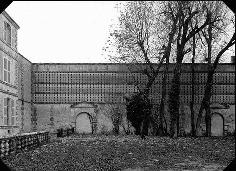 Vue générale du mur-pigeonnier longeant le côté est de la seconde tour, de l'ouest : élévation photogrammetrique.