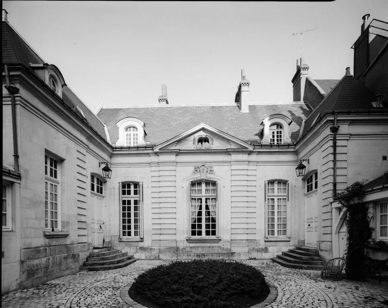 Façade antérieure sur cour.