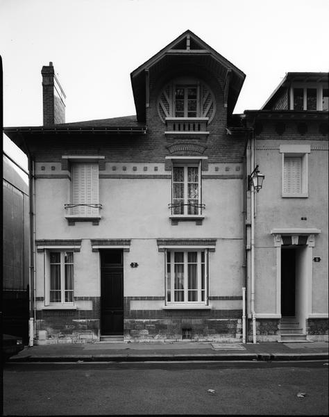 Façade antérieure sur rue.