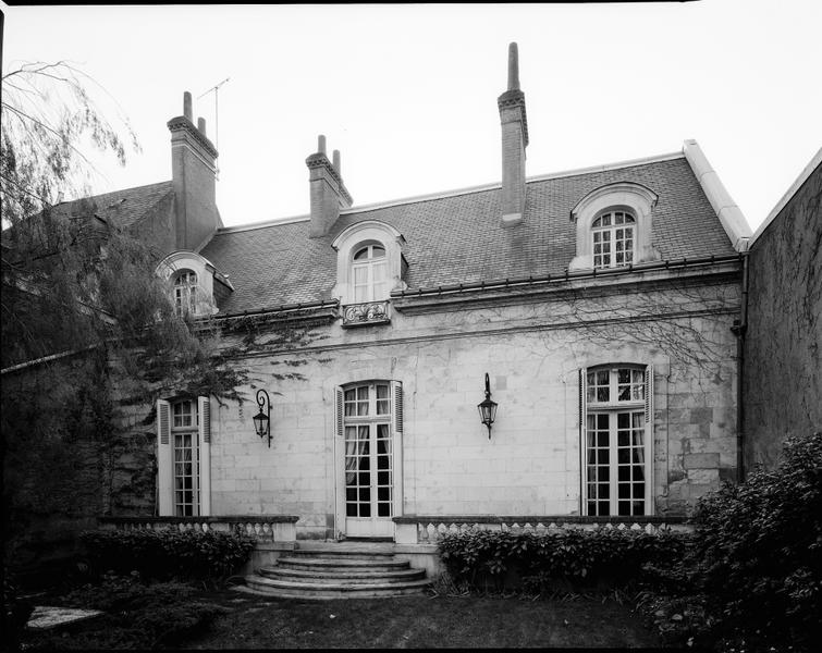 Façade postérieure sur le jardin après restauration, perron transformé en terrasse, ouverture de deux portes-fenêtres supplémentaires.