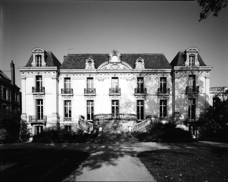 Institut de Touraine : façade sur le jardin.