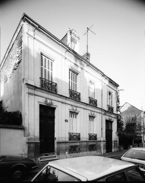 Façade antérieure sur rue.