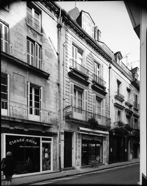 Façade antérieure sur rue.