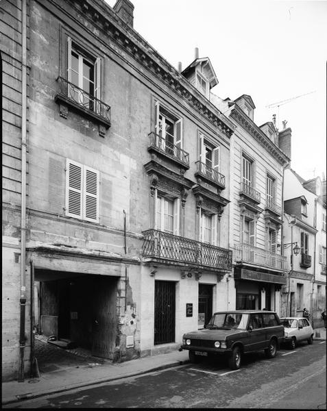 Immeubles. Façade néoclassique devant une maison ancienne (n°97) et immeuble neuf au n°99.