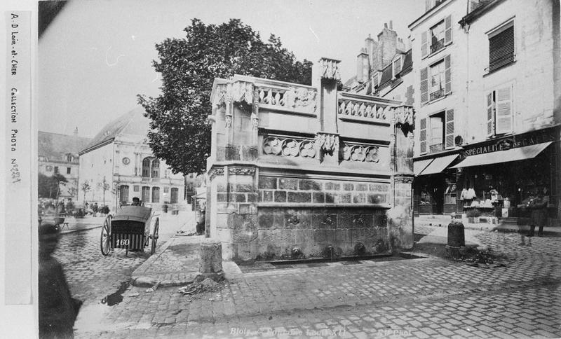 Fontaine de l'Arsis des Comtes de Blois, dite fontaine Louis XII. Vue d'ensemble de la fontaine et de la place avant 1900.