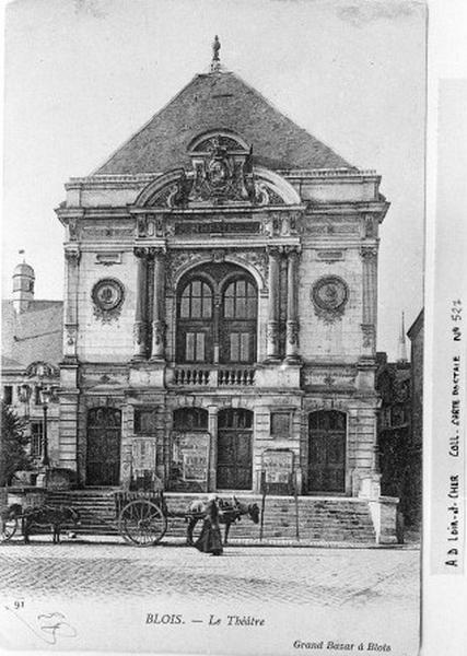 Théâtre reconstruit partiellement en 1869. Façade d'entrée.