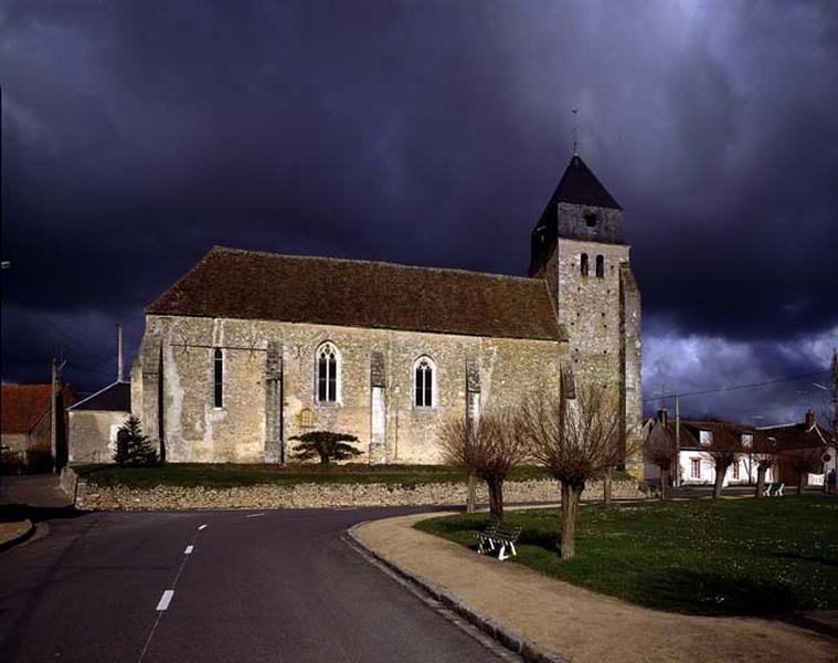 Vue d'ensemble prise du sud. L'église est construite sur la première terrasse du lit du Cher, à l'écart de la route principale.