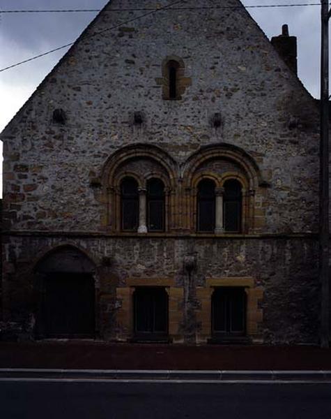 Façade sur rue qui présente deux baies géminées. Les ouvertures étaient protégées par des auvents en bois.