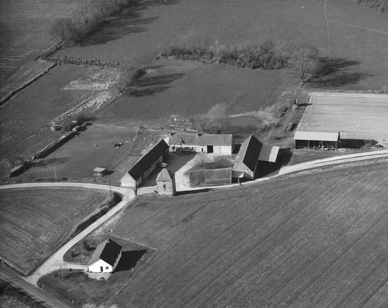 Vue aérienne de la ferme à cour ouverte et du colombier.