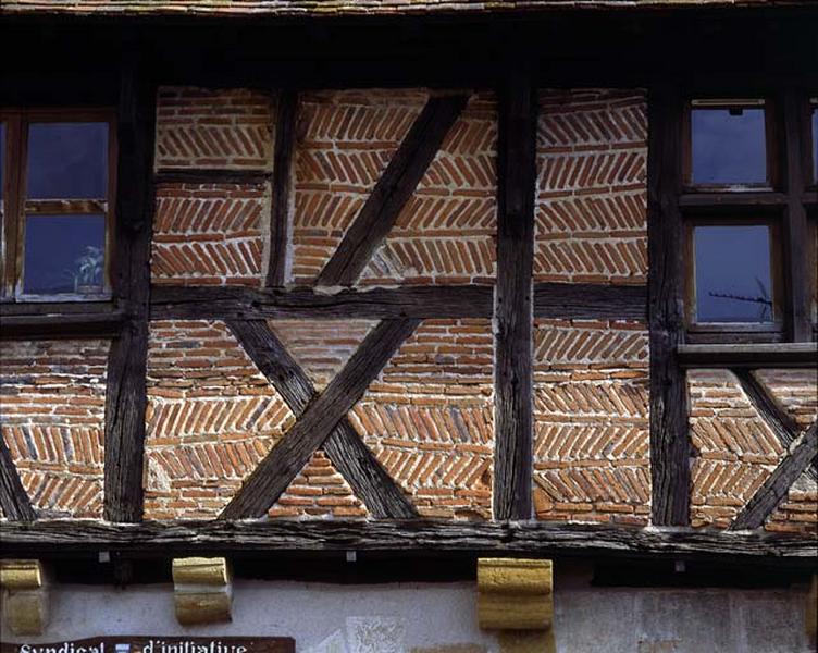 Maison du 16e siècle, à l'étage, détail du pan de bois en encorbellement hourdé de briques disposées en arêtes de poisson.